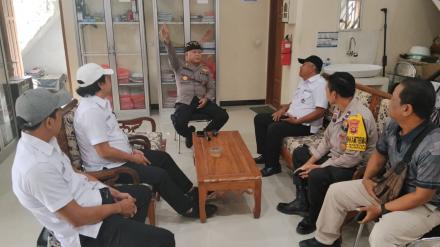 Perbekel dan Perangkat Desa Madenan Sambut Kedatangan Kapolsek Tejakula